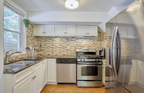 Nauck Maison | Entire Townhouse In Arlington | Free Parking