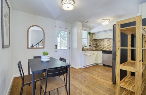 Nauck Maison | Entire Townhouse In Arlington | Free Parking