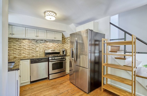 Nauck Maison | Entire Townhouse In Arlington | Free Parking