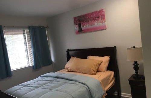 Greenbelt Appartement | Entire Twnhouse 2bdrms 3Bthrm 2Qbeds 2Levls Fncd Bkyard