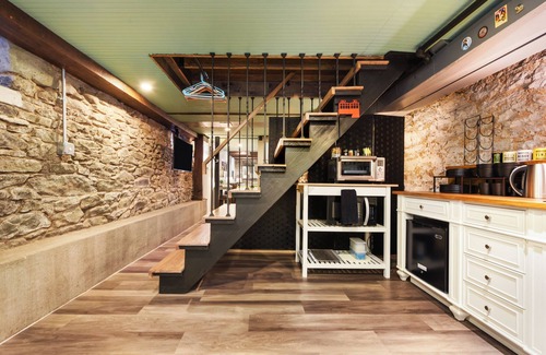 Central Northside Appartement | Entire Unit w/Organic Natural Stone Walls, Stadium Views & Parking