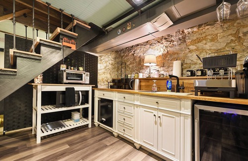 Central Northside Appartement | Entire Unit w/Organic Natural Stone Walls, Stadium Views & Parking
