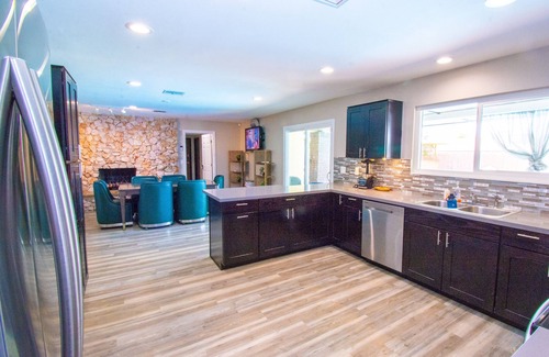 Paradise Maison | Entire Vegas Compound-Sleeps MANY