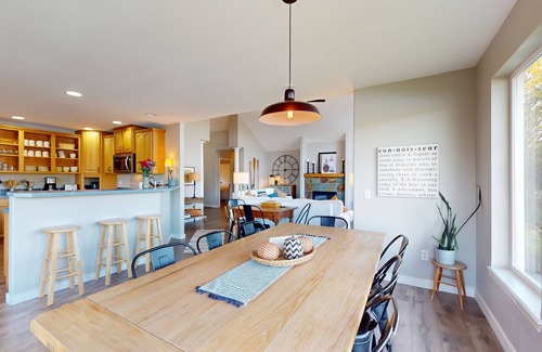 Agate Hôtel | Entire waterfront property with hot tub, fire pits, patio & private beach access