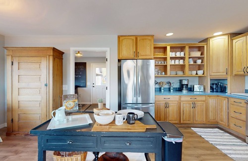 Agate Hôtel | Entire waterfront property with hot tub, fire pits, patio & private beach access
