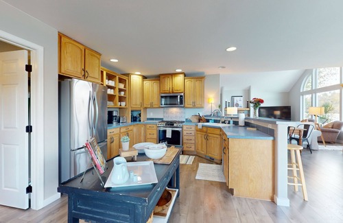 Agate Hôtel | Entire waterfront property with hot tub, fire pits, patio & private beach access