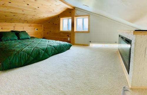 Lorraine Maison | Epic Snowmobile Loft House!