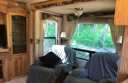 Grey Highlands Maison | Epping in Beaver Valley. Private Campsite with RV for a little bit of Glamping