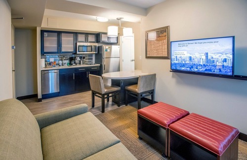 Civic Center Appartement | Suite équipée au centre-ville de Denver! Centre de remise en forme, bain à remous partagé + accès à la piscine