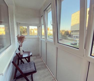 Visaginas Appartement | Erdvus butas su balkonu šalia ežero ir stadiono