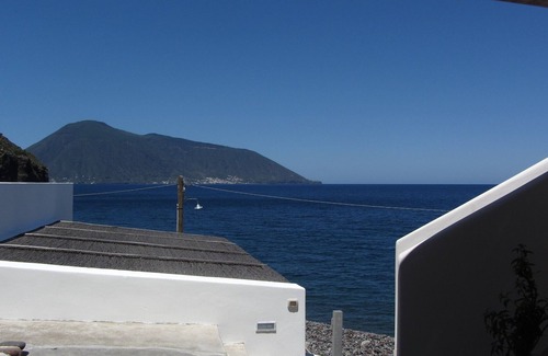 Acquacalda Appartement | Ericussa- plat confortable, sur la plage, avec terrasse vue mer et Wifi