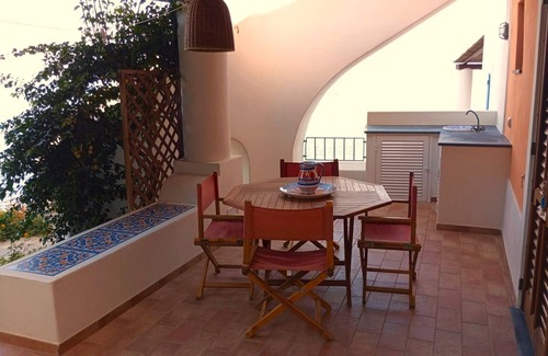 Acquacalda Appartement | Ericussa- plat confortable, sur la plage, avec terrasse vue mer et Wifi