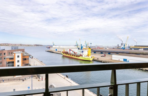 Wismar Appartement | Erstklassiges Hafen-apartment mit Balkon, Saunanutzung und Großartigem Ausblick!