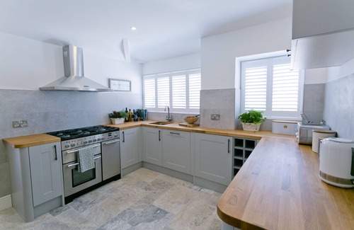 Menai Bridge Appartement | Eryl Mor - a coastal that sleeps 14 guests in 7 bedrooms