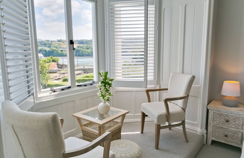 Menai Bridge Appartement | Eryl Mor - a coastal that sleeps 14 guests in 7 bedrooms