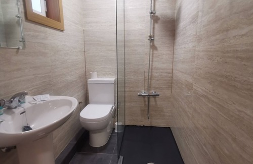 La Serna del Monte Appartement | Hostal Buitrago - Double room 7 with private bathroom