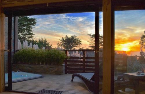 Pichilemu Maison | - ESCAPADA DE LUJO PARA DOS - Casa Boutique Privada - Vistas al Océano - Parrilla y Fogón en Quincho Privado - Insumos desayuno - Tu estadía incluye GRATIS 1 Sesión de Hidromasaje & Cromoterapia bajo las estrellas en Jacuzzi Privado