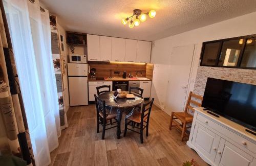 Bielle Appartement | Escapade Montagne en Famille, appartement cosy avec piscine couverte