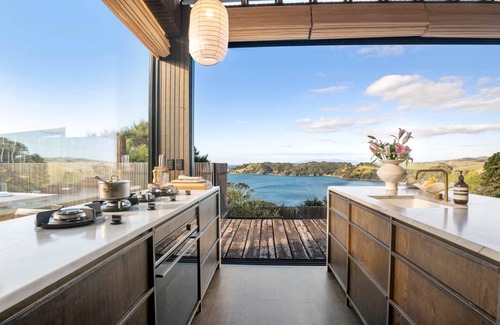 Waiheke Island Maison | ESCAPE ON BELLE - Coast & Country
