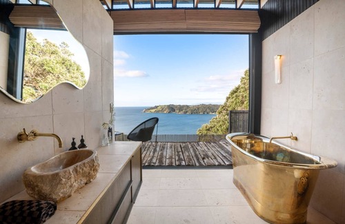 Waiheke Island Maison | ESCAPE ON BELLE - Coast & Country