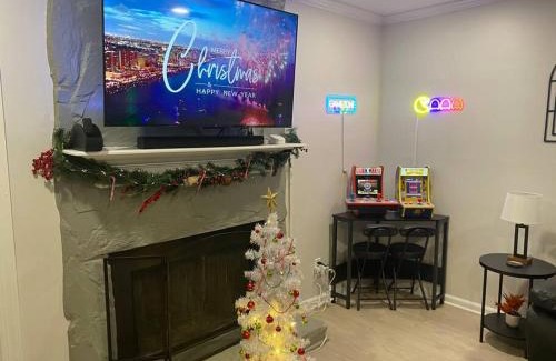 Peachtree Corners Appartement | Escape the City w/King Bed, Arcade Games & Firepit