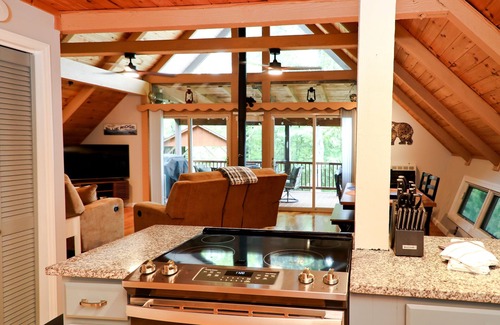 Frank Cabine | Escape the ordinary, discover the tranquility & warmth of this A-Frame cabin