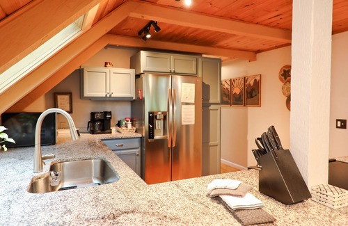 Frank Cabine | Escape the ordinary, discover the tranquility & warmth of this A-Frame cabin