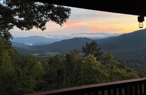 Frank Cabine | Escape the ordinary, discover the tranquility & warmth of this A-Frame cabin