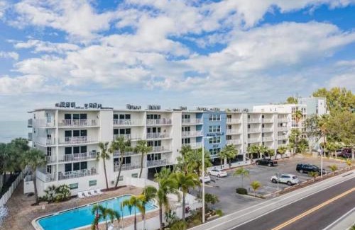 Indian Shores Appartement | Escape the Winter in Indian Shores! Beachside Condo with Heated Pool & Walkable to Restaurants!
