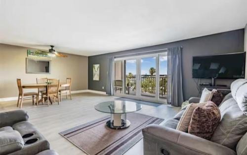 Indian Shores Appartement | Escape the Winter in Indian Shores! Beachside Condo with Heated Pool & Walkable to Restaurants!