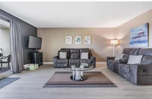 Indian Shores Appartement | Escape the Winter in Indian Shores! Beachside Condo with Heated Pool & Walkable to Restaurants!