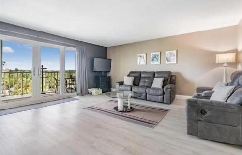 Indian Shores Appartement | Escape the Winter in Indian Shores! Beachside Condo with Heated Pool & Walkable to Restaurants!