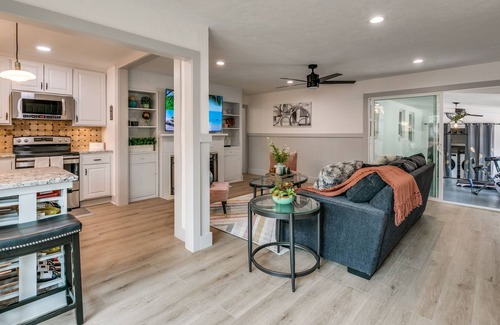 White Rock Hills Maison | Glamorous home with pool, hot tub, 3 king beds