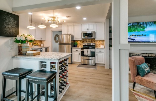 White Rock Hills Maison | Glamorous home with pool, hot tub, 3 king beds