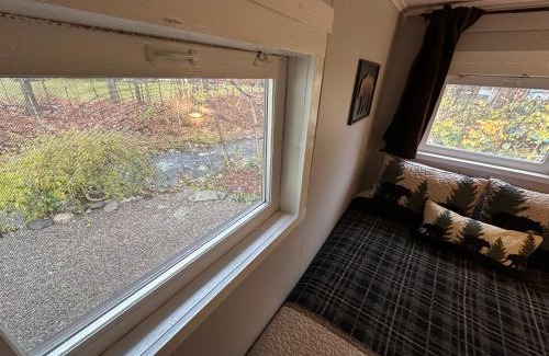 Wurtsboro Maison | Escape to a Streamside Cabin in the Lower Catskills