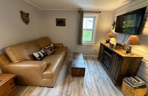 Wurtsboro Maison | Escape to a Streamside Cabin in the Lower Catskills