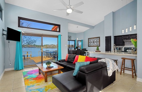 Oakhurst Villa | Escape to Dockside -Lakefront Villa on Livingston