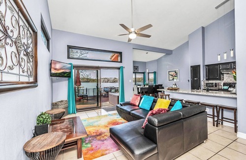 Oakhurst Villa | Escape to Dockside -Lakefront Villa on Livingston