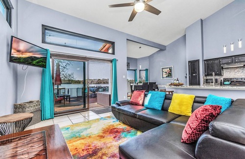 Oakhurst Villa | Escape to Dockside -Lakefront Villa on Livingston