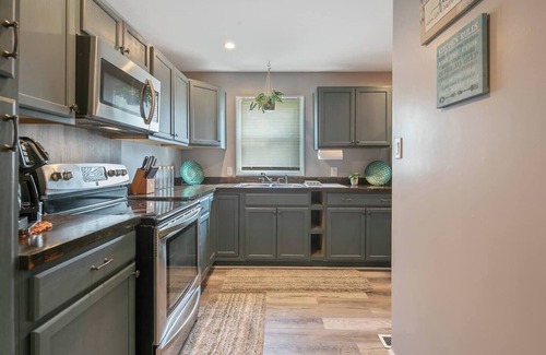 Terry Sanford Maison | "Escape to Ellis Hideaway: Cozy 2-Bedroom Retreat with 1.5 Baths
