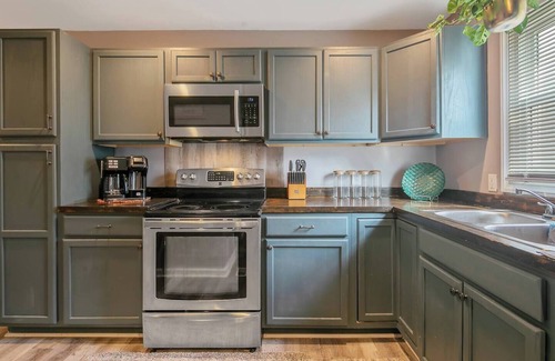 Terry Sanford Maison | "Escape to Ellis Hideaway: Cozy 2-Bedroom Retreat with 1.5 Baths