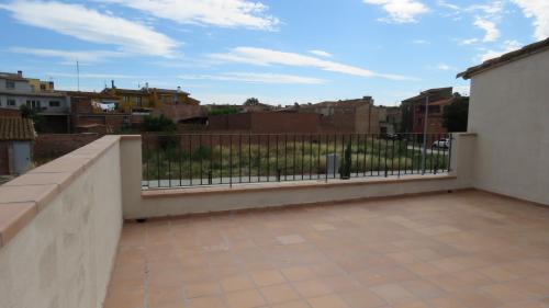 Avinyonet de Puigventos Maison | Escape to a Spacious Retreat with Jacuzzi & BBQ
