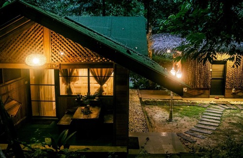 Kampung Ulu Dong Chalet De Ski | Escape to Nature Cozy Terrace Room by the River