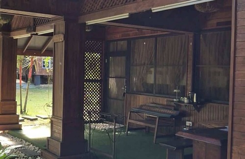 Kampung Ulu Dong Chalet De Ski | Escape to Nature Cozy Terrace Room by the River