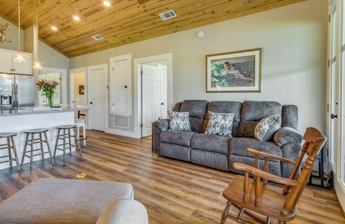 Harold Cottage | Escape to Nature: Lakefront Jay Cottage w/ Views!