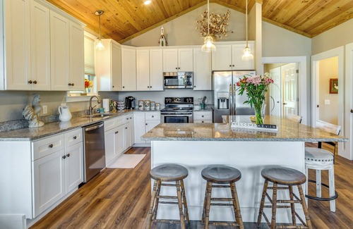 Harold Cottage | Escape to Nature: Lakefront Jay Cottage w/ Views!