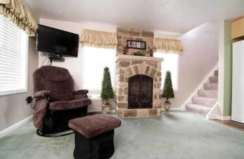 Dundee Cottage | Évadez-vous dans notre maison en pierre romantique au bord d'un étang surplombant le pays Amish