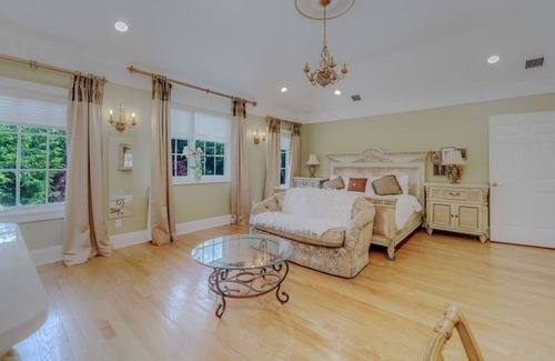 Glen Head Maison | Villa East! Hamptons Style Villa, Heated Pool & Spa