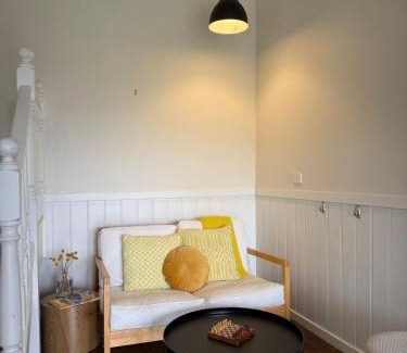 Upper Ferntree Gully Maison | Escape to the Hills- Charming home with city views & close to the to the 1000 steps