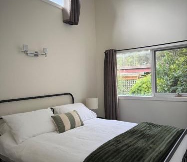 Upper Ferntree Gully Maison | Escape to the Hills- Charming home with city views & close to the to the 1000 steps